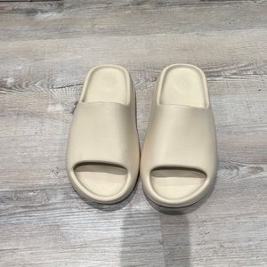 Adidas Yeezy slide - bone / beige colour size 7 2022